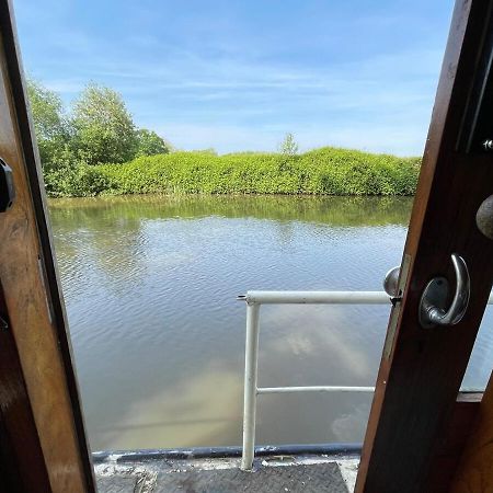 Dutch Cruiser Ship On A Tranquil Secluded River ทอนบริดจ์ ภายนอก รูปภาพ