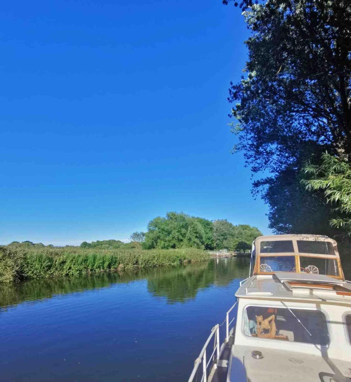 Dutch Cruiser Ship On A Tranquil Secluded River ทอนบริดจ์ ภายนอก รูปภาพ