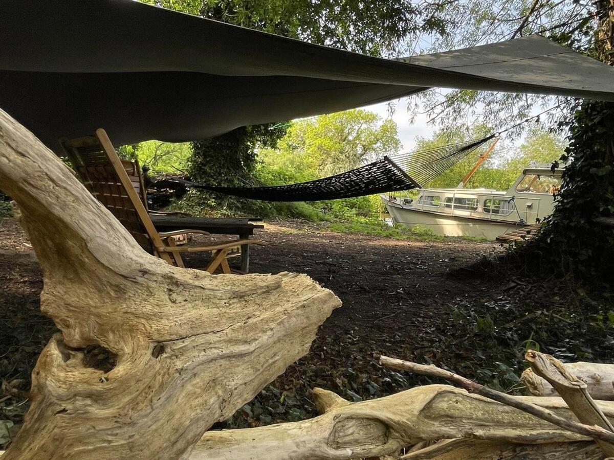 Dutch Cruiser Ship On A Tranquil Secluded River ทอนบริดจ์ ภายนอก รูปภาพ