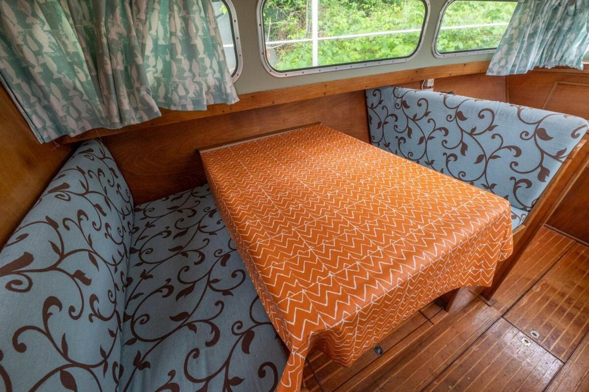 Dutch Cruiser Ship On A Tranquil Secluded River ทอนบริดจ์ ภายนอก รูปภาพ