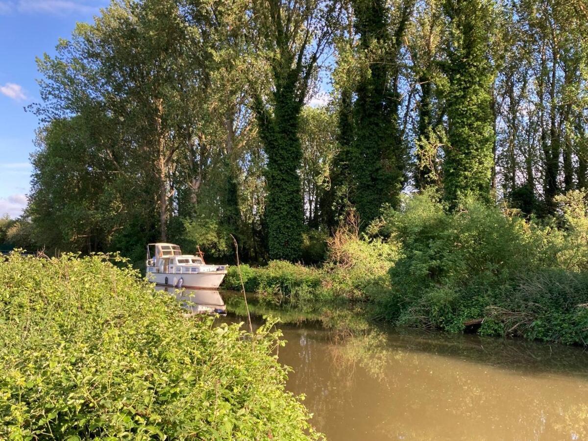 Dutch Cruiser Ship On A Tranquil Secluded River ทอนบริดจ์ ภายนอก รูปภาพ
