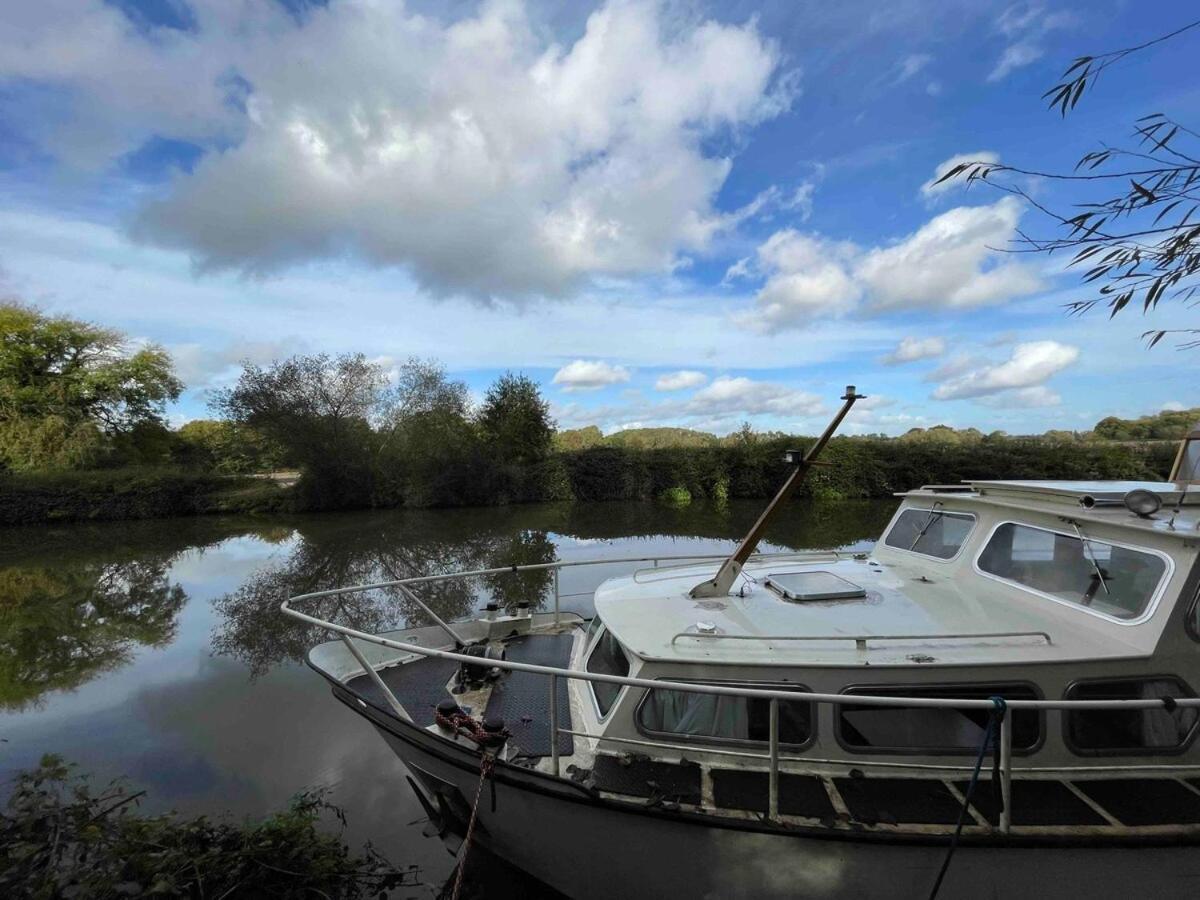 Dutch Cruiser Ship On A Tranquil Secluded River ทอนบริดจ์ ภายนอก รูปภาพ