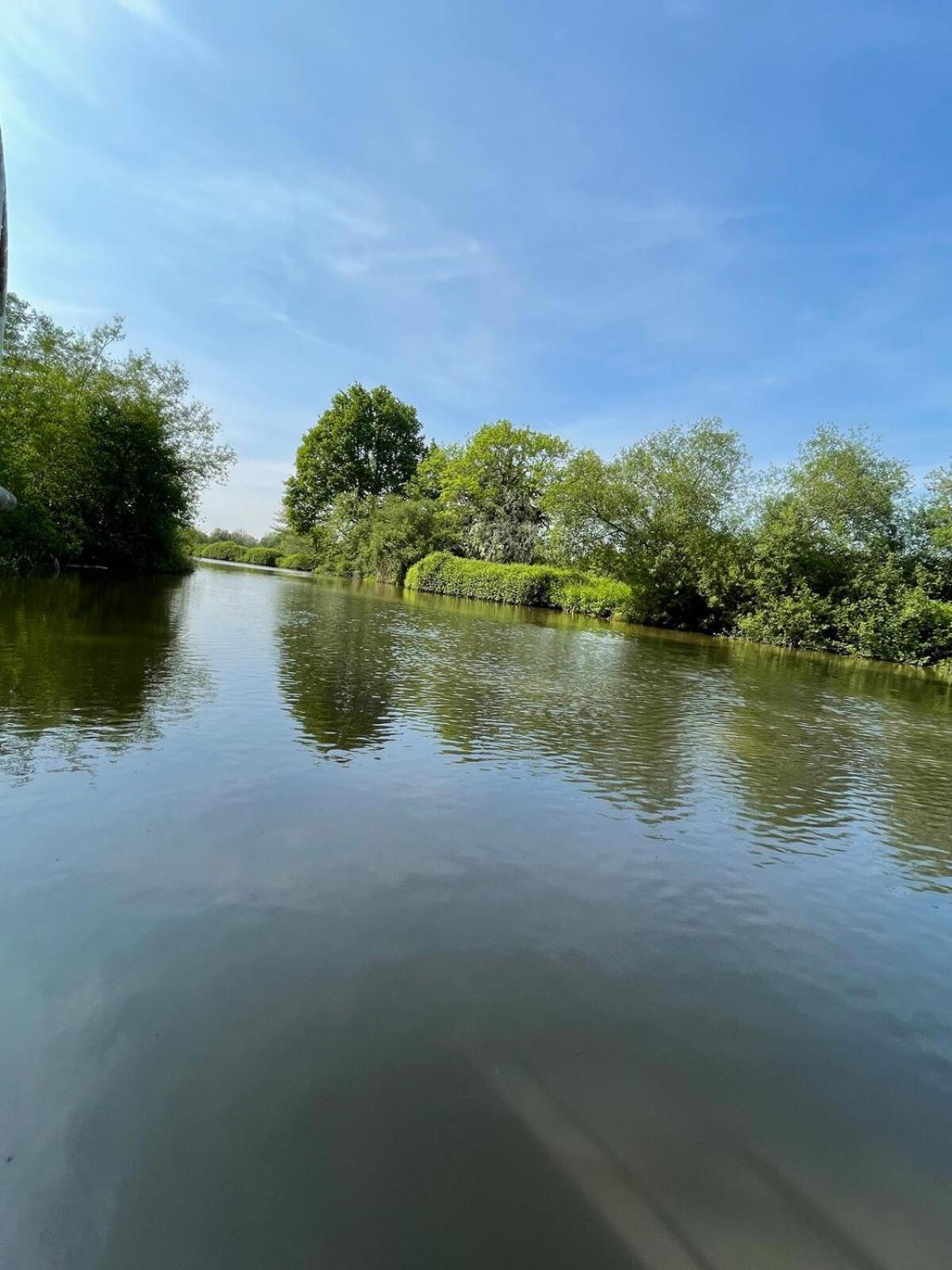 Dutch Cruiser Ship On A Tranquil Secluded River ทอนบริดจ์ ภายนอก รูปภาพ
