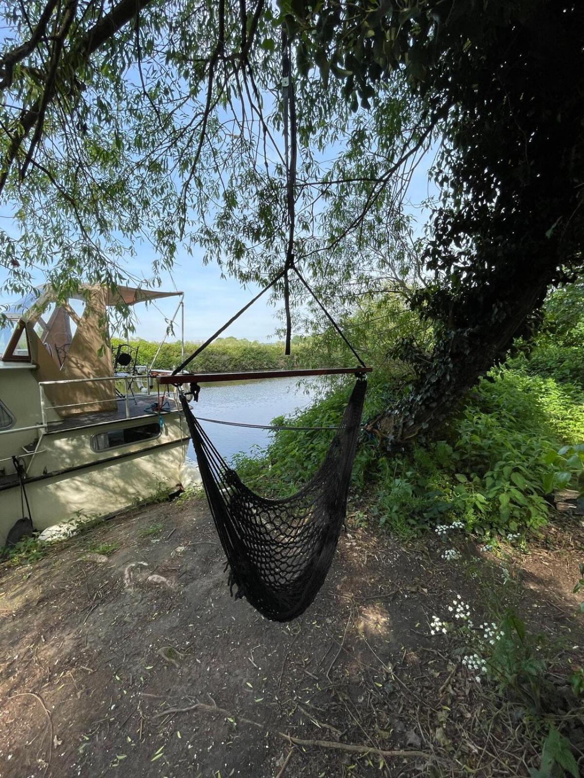 Dutch Cruiser Ship On A Tranquil Secluded River ทอนบริดจ์ ภายนอก รูปภาพ